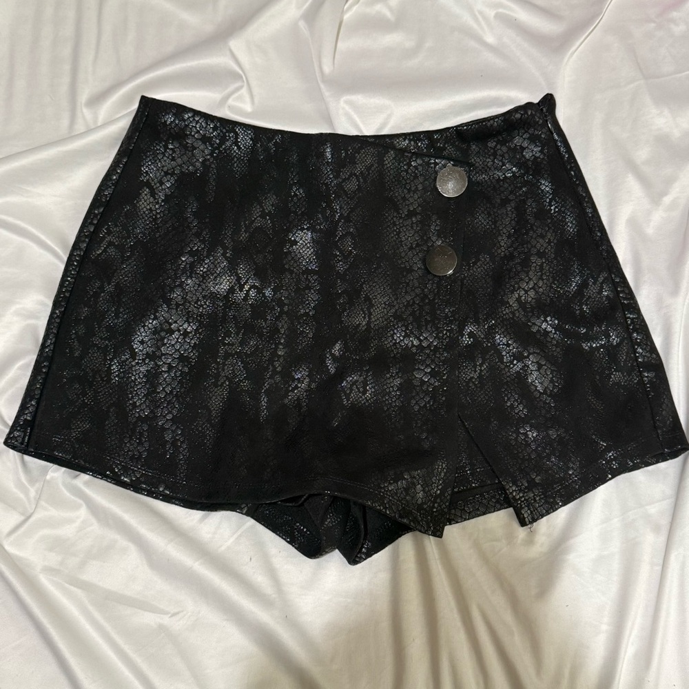 Black Snakeskin Patterned Women Skort